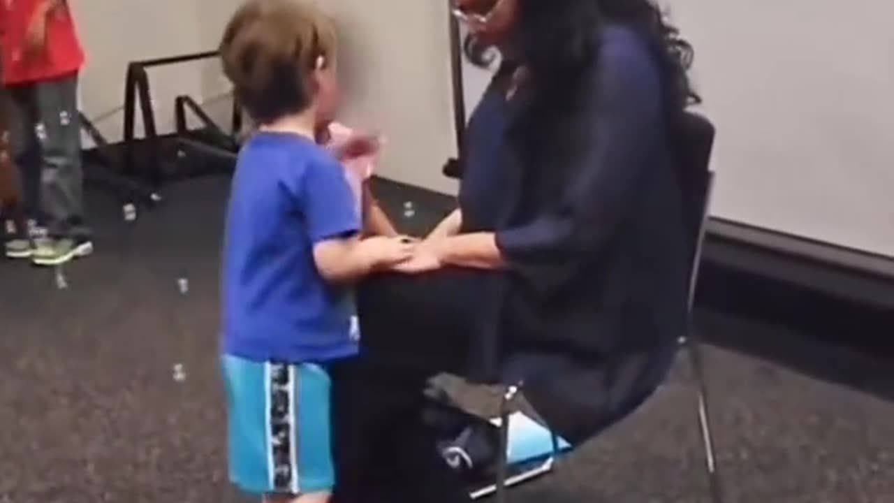 Drag Queen lets children rub “her” body and “BREASTS” during Drag Story Hour