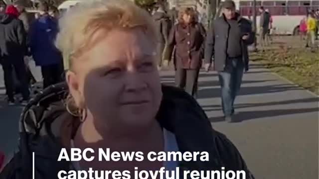 James Longman encounters special moment while interviewing activist in Kherson l ABC News