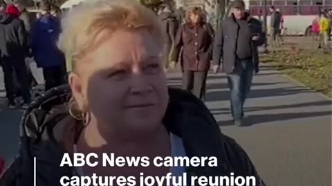 James Longman encounters special moment while interviewing activist in Kherson l ABC News