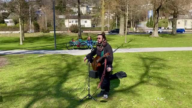 Le città vuote, un po' di musica al parco nel primo giorno di primavera - O sole mio cover