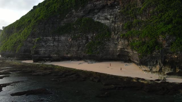 wow! Feel life in a beach