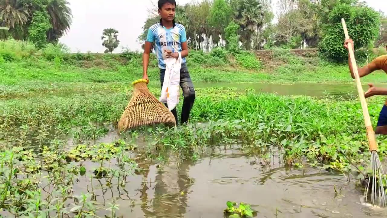 Best Unique Fishing Method | Traditional Boys Catching Fish By Bamboo Tools Polo Trap & Teta