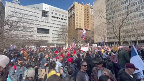 Apoiadores de Trump se reúnem do lado de fora do tribunal de Manhattan