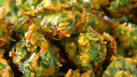 5 min crispy aloo palak pakoda