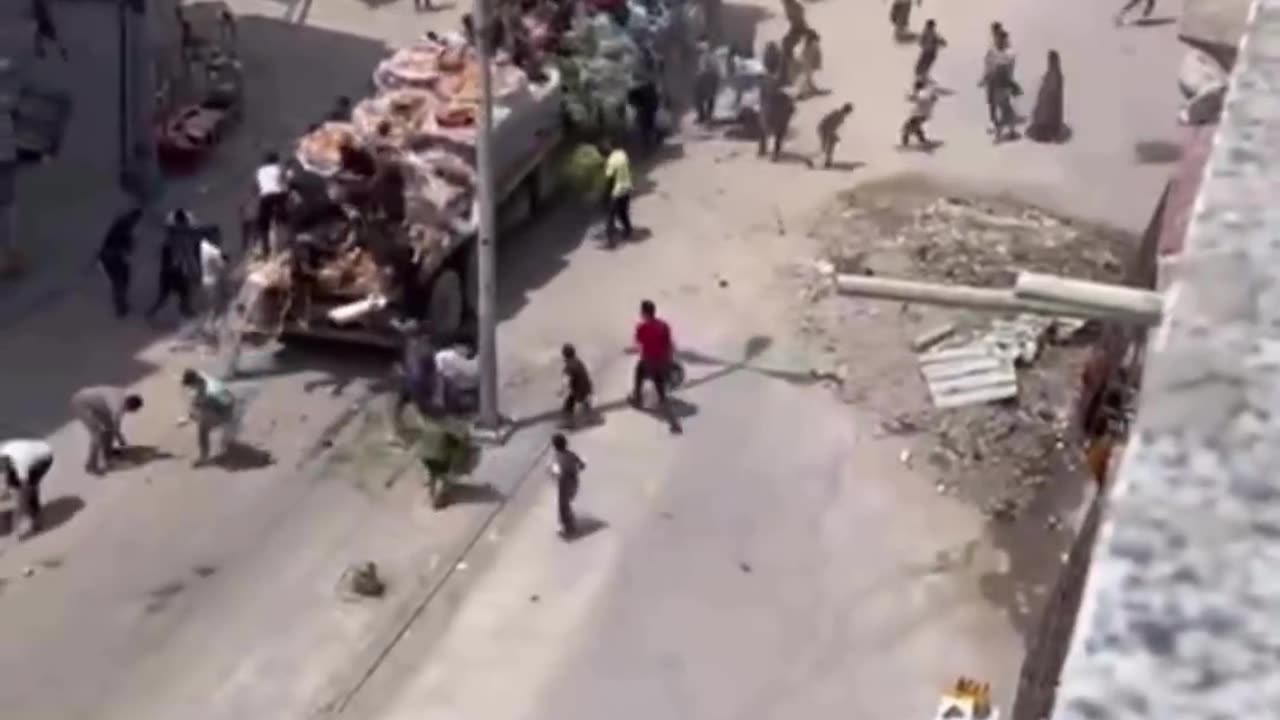 Hundreds of citizens trying to bring food from aid trucks in northern Gaza