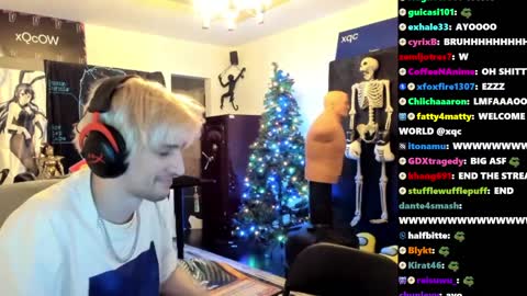 xQc and NYYXXII kiss on Twitch Stream