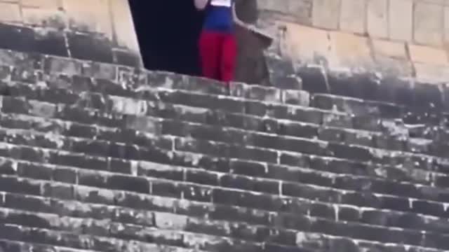 Des Mexicains appellent au sacrifice de cette touriste qui escalade une pyramide Maya