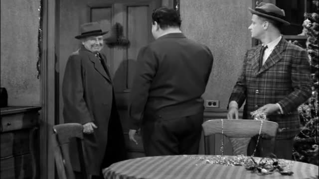 Honeymooners E13 (Twas the Night Before Christmas)