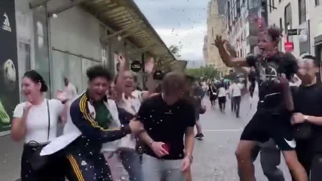 Ratings strangers Soccer kicks BUT if you Kick the box you win￼ the shoes￼ ! ⚽️👟