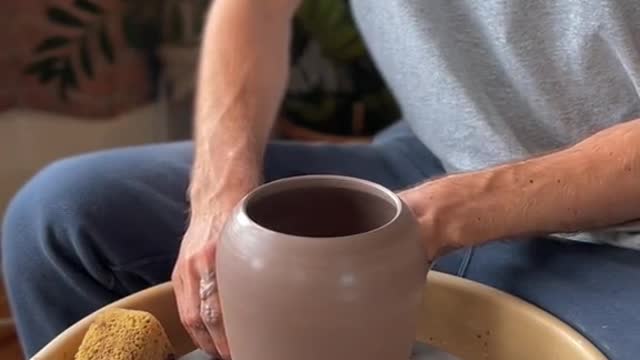 How i make a small vase 🏺 #pottery #asmr #satisfying