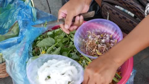 Cambodian Street Food - KHMER NOODLES Phnom Penh Cambodia (1)