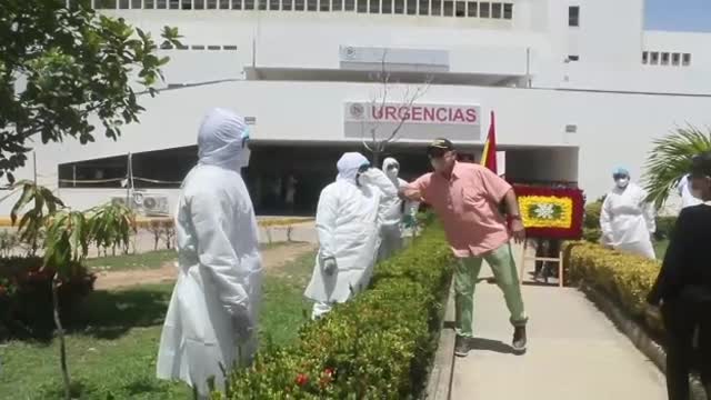 Dau hace ofrenda floral en el HUC en medio del cumpleaños de Cartagena