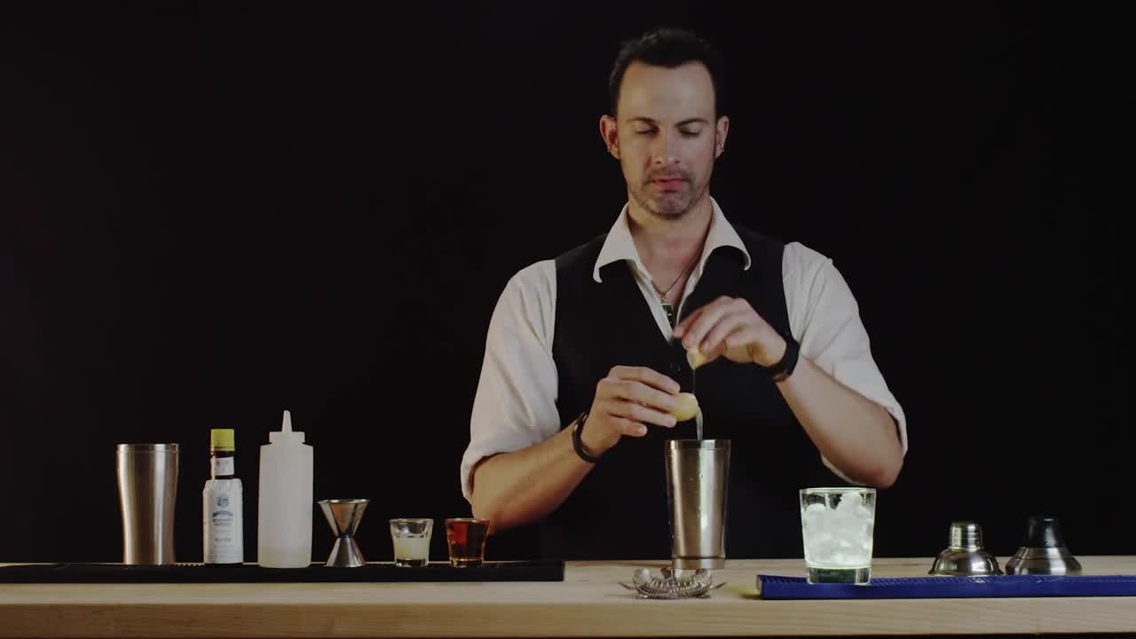 How to Make The Amaretto Sour