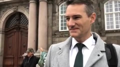 Rasmus Jarlov(K) ved ikke hvad han har skrevet under på