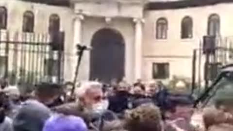 La polizia carica gli studenti al liceo Ripetta di Roma: Manganellate contro i ragazzi