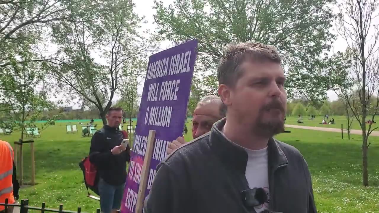 Speakers Corner_Muslim Tries To Take A Swipe At Bob as He Gives a Talk