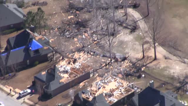 Filmación aérea capta la magnitud del daño de un tornado en Alabama