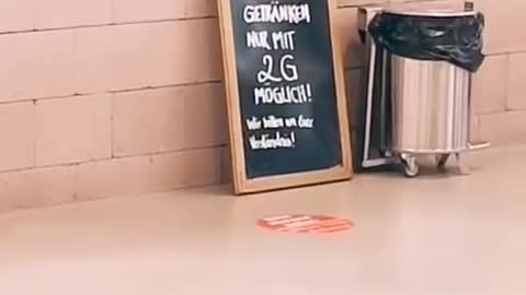 Oostenrijkse Universiteit dwingt polsbandjes af. Met de 2G regels wordt je buitengesloten.