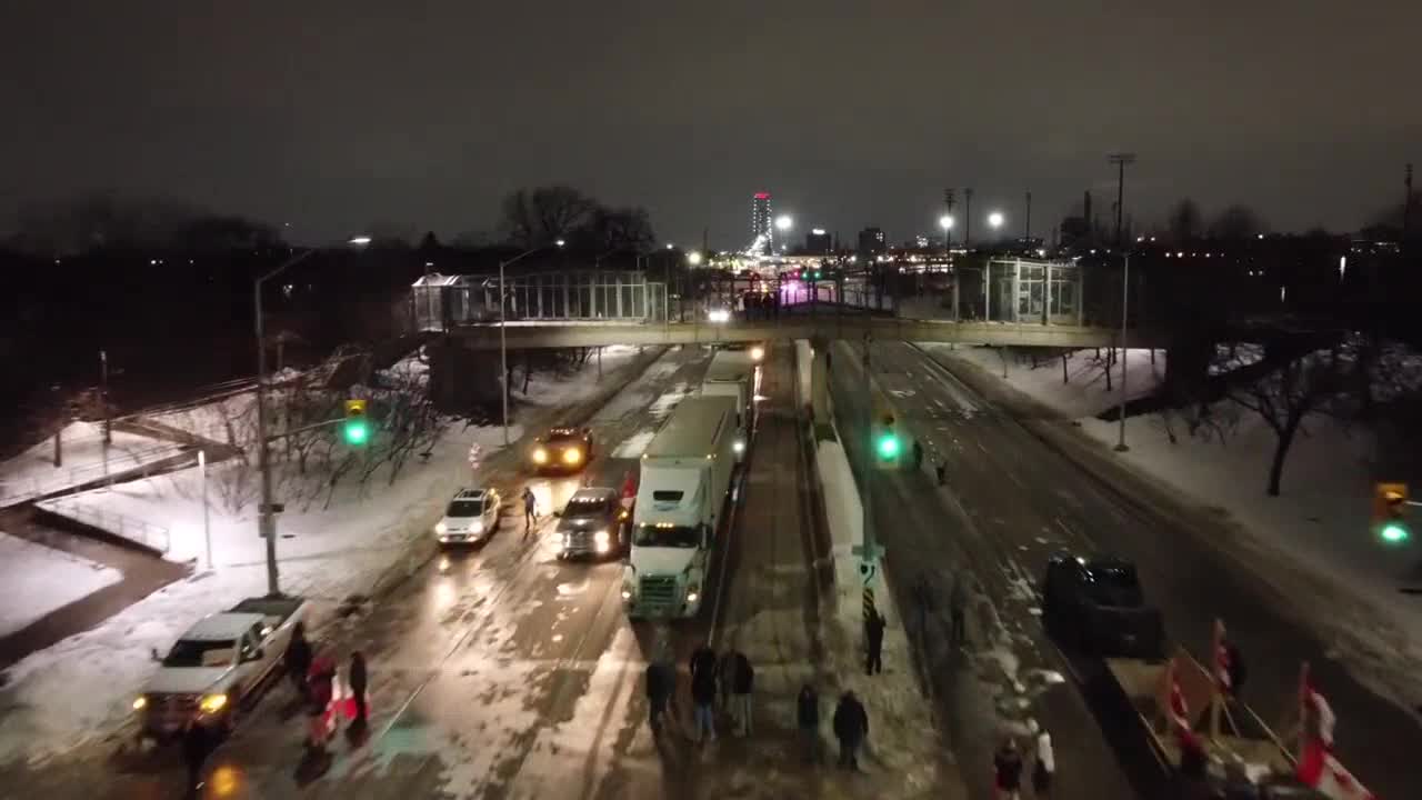 ❗️Truckers Block Key Transport Bridge Between Canada-US