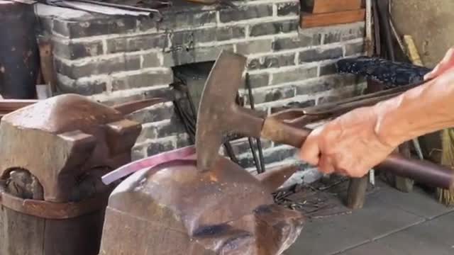 Knocking on iron made it musical 👌😂😂