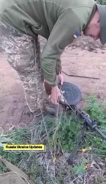 Ukrainian combatant with Russian/Soviet DP-27 'Degtyaryov