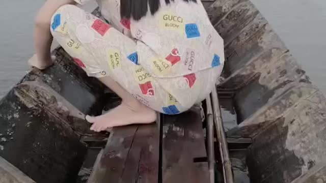 two girls swam in three-leaf dinghies while swimming