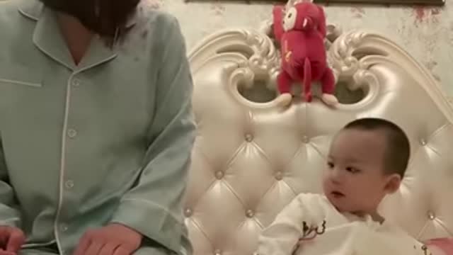 This baby's reaction is priceless 😂