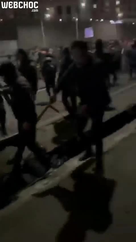 Kazakhstan: Agents des forces de l'ordre aux mains des manifestants