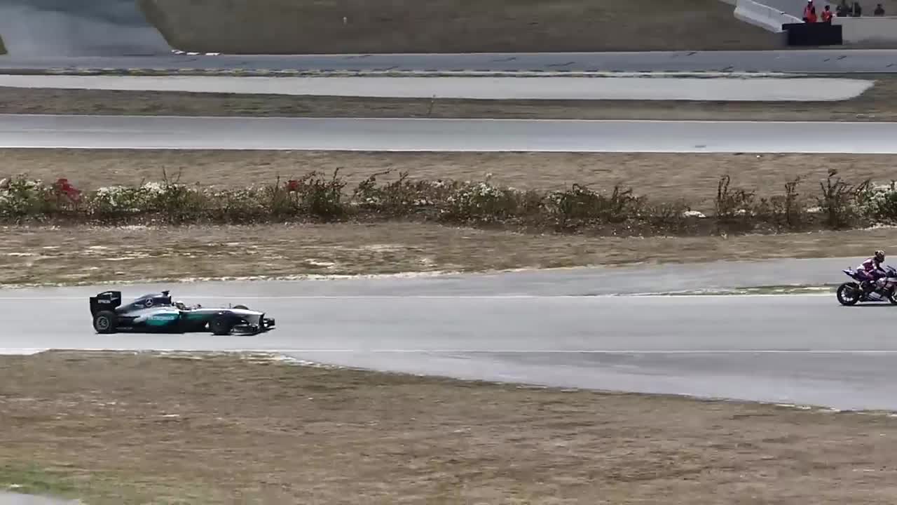 LEWIS HAMILTON: F1 CAR vs YAMAHA R1M SUPERBIKE RACE