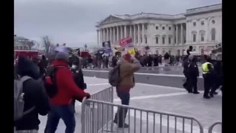 Police let Trumpers enter the Capitol on January 6, 2020