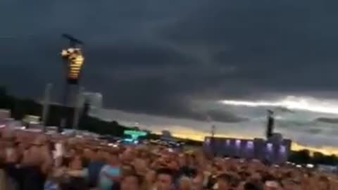 Live at the music festival, let's dance together!
