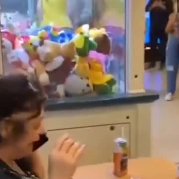 Criança fica presa em máquina de caça-brinquedos de shopping da Zona Norte do Rio