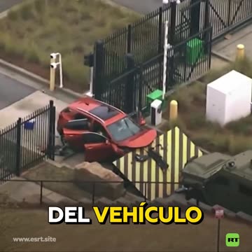 EE.UU | Un vehículo chocó contra la puerta de la sede del FBI