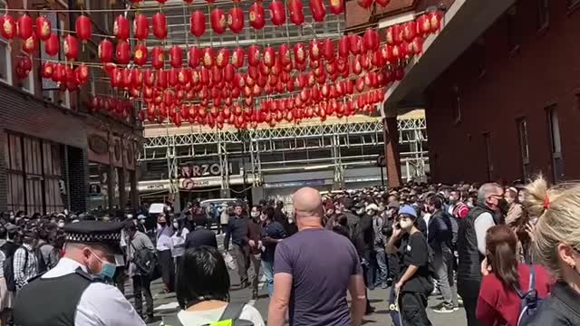 Literally 1000s queue up for the Jab in Chinatown London!😳
