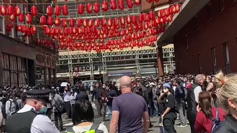 Literally 1000s queue up for the Jab in Chinatown London!😳