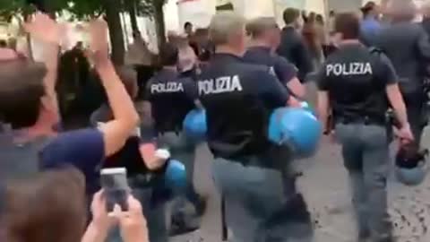 #NoGreenPass #Italia: Police officers are joining protesters in Italy.