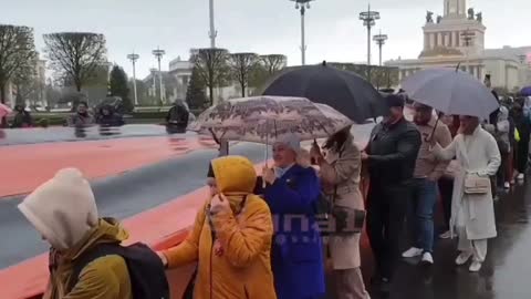 V Moskvě se 9. května natahuje nejdelší svatojiřská stuha na světě dlouhá 366 metrů