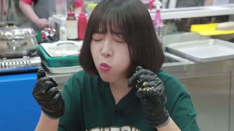 Korean Girl Invade the Fish market and eat Giant King Crab