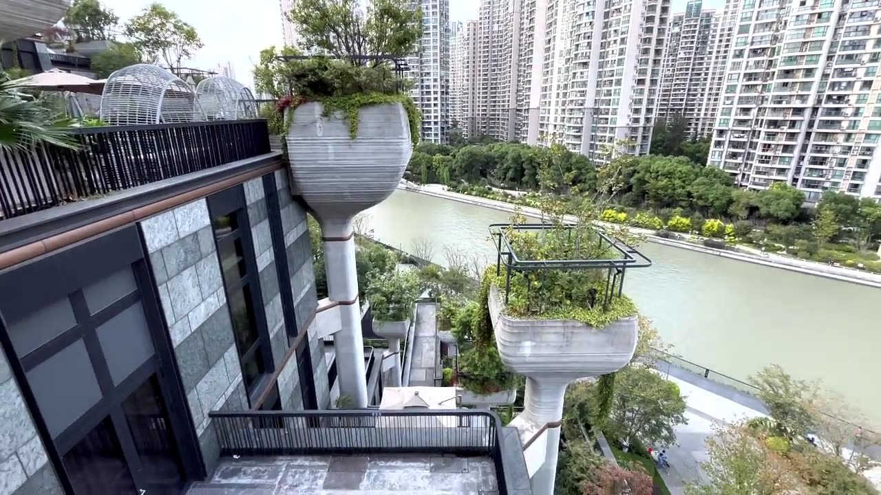 Experience China's Sky Garden: 1000 Trees, 400 Steps of Architectural Marvel