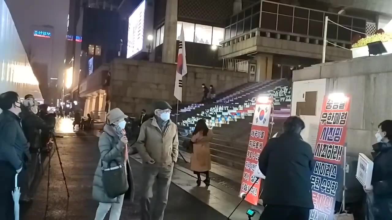 20210326_V3_S04(jQC1oK2OOoo)세종문화회관 계단 문화제가 시작되기 전 지나가는 시민 모습