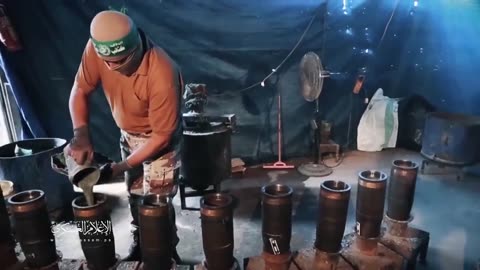 Terroristas do Hamas divulgam vídeo construindo foguetes feitos de canos de água
