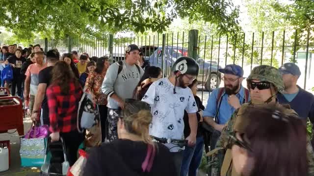 Miedo a los saqueos agolpa a la gente en los supermercados de Santiago