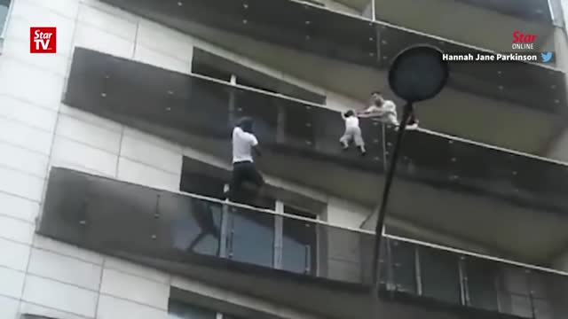 Little boy get saved by a man from 20 floor up