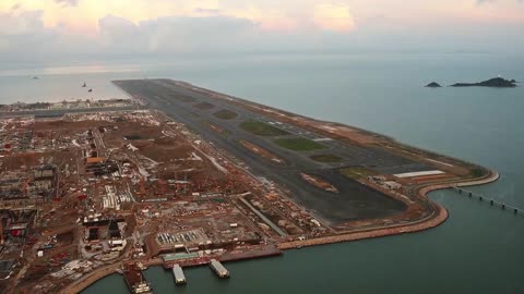 航班降落第三跑道展開熟習運作 Flights Land on Third Runway as Operation Familiarisation Commences