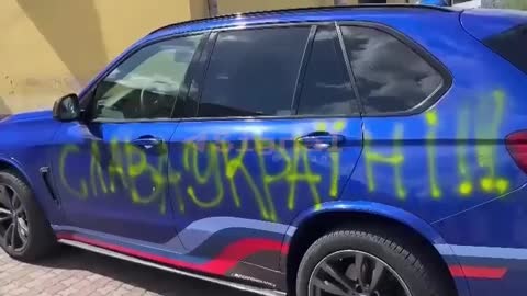 Poškozování aut ukrajinskými nacisty v Lotyšsku