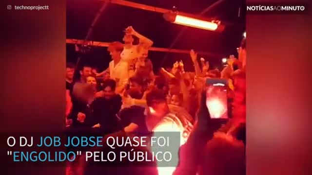 Dj "engolido" pelo público: é assim que se festeja em Amesterdam