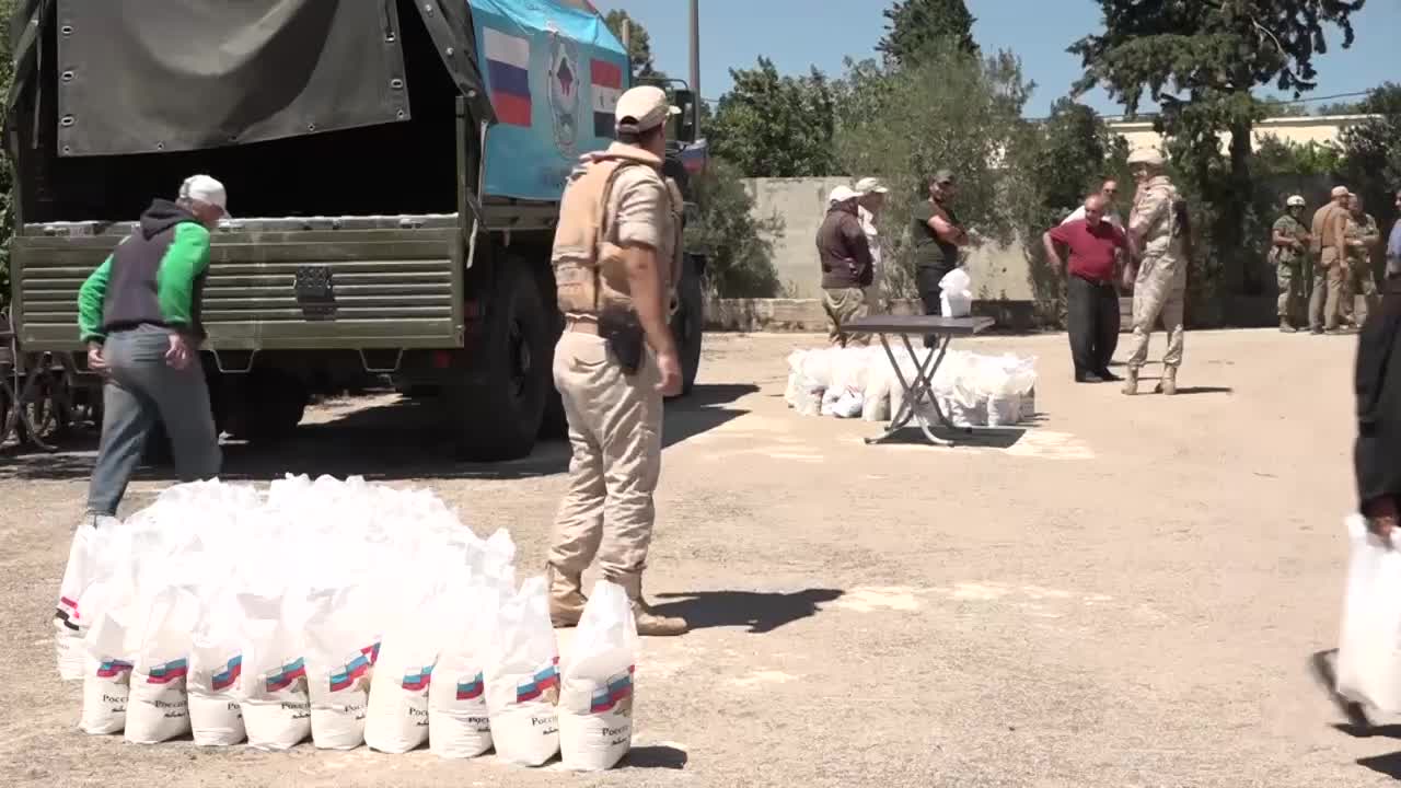 🇷🇺 Russia in Syria handed over humanitarian aid to the residents of Bir Ajam in al-Quneitra province