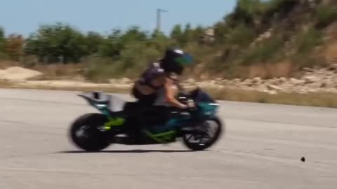 When your bike wants to take its independence 😅 Quand ta moto veut prendre son indépendance 😂