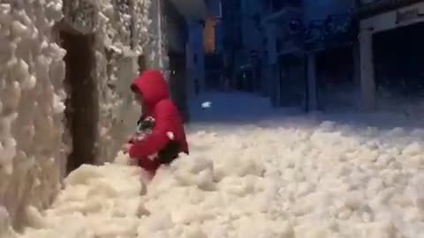 After Storm Gloria, which affected the east coast of Spain,foam from the sea covers everywhere❗️