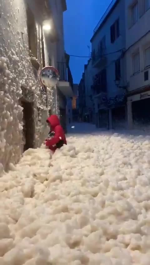 After Storm Gloria, which affected the east coast of Spain,foam from the sea covers everywhere❗️